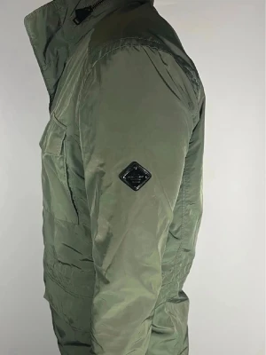 J.Lindeberg field jacket - 👕 Plagg: field jacket                                                          📏 Storlek: M, Modell 180cm, cirka 70kg.                                                                  🏷️ Märke/Modell: J.Lindeberg                                                ✨ Skick: Fint skick                                                        💬 Vid frågor är det bara att skriva!                                                                                          🛍️ Gramenti
