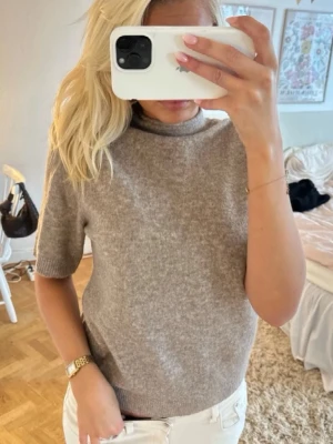 Beige stickad tröja - Säljer denna jättefina stickade tröjan. Köpt här på Plick men passade tyvärr inte då den var för stor. Den har även prislappen kvar på,