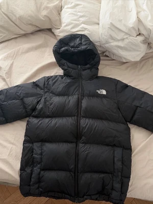 Svart dunjacka The North Face M DIABLO  - Svart dunjacka från The North Face, slitstarkt material med dunfyllning grad 750 för extra värme. Perfekt för kalla vinterdagar. Köpt 2024 för 3.9k använd men är i bra skick. Kvitto finns. Äkta vara, pris kan diskuteras vid seriöst intresse, kan även skicka bilder och bevis på autencitet