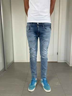 Replay Anbass Hyperflex Jeans - Säljer nu dessa Replay Anbass Hyperflex Jeans, moddelen är 183 och väger 68 kg. W29 o L32 (sitter som L30) med mått ca 35 o 97 cm. Skriv för fler bilder/frågor🙌🏼