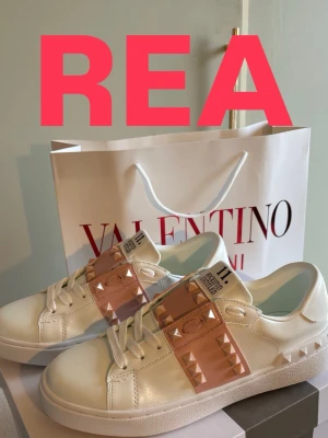 REA!!! Valentino sneakers - Endast 999 Tom 30/8. Säljer valentino garavani skor, rockstud 11 med rosa färgade nitar. Väldigt fina och passar till de mesta, sommar skor som passar perfekt nu till sommaren, allt medföljer som på bild. Box och påse. Va snabb me beställningar, alla storlekar finns inne, för frågar är det bara att höra av sig🥰