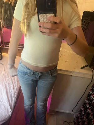 Kortärmad vit crop top - Säljer en enkel och stilren vit crop top med korta ärmar och rund hals. T-shirten är figurnära och har en mjuk, stretchig bomullskänsla. Perfekt att matcha med jeans eller kjol för en clean look.
