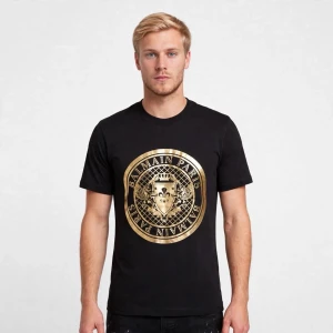 Balmain Paris T-Shirt Svart/Guld Herr L - Högkvalitativ replika  Storlek: L Pris: 949 kr Leverans: Skickas inom 24 timmar Lager: Begränsat antal