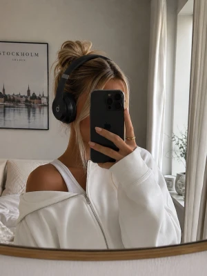 Beats by dre solo 3 - Säljer mina Beats Solo 3 Wireless i svart. 🎧 -apple  * Bra ljud och mycket bra bas * Trådlösa via Bluetooth * Batteriet fungerar mycket bra * Använda men i fint skick * Laddkabel ingår inte   Pris: 900 kr Kan skickas. 