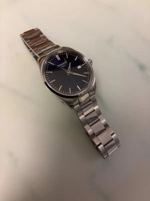 Tissot klocka - Tjena nu säljer jag denna skit snygga tissot klocka för jag har bantat så de small i hela släktträdet och gick ner några kilon. Klockan är lite för stor på mig och har bara använt denna vid speciella tillfällen. Fick denna för år sedan har ingen kvitto eller liknande så jag väljer att sälja den för lägre pris. 