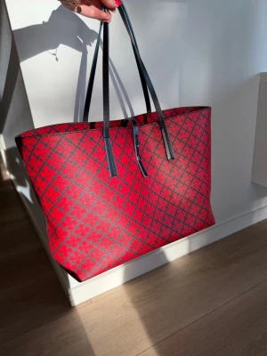 Limited edition Malene Birger väska - Så snygg och unik väska! Använd väldigt sparsamt och i super fint skick. Kommer med en tillhörande clutch. Hör av dig vid frågor eller bud🥰