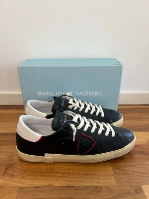 HELT NYA Philippe Model Sneakers - Säljer just nu dessa HELT NYA Philippe Model Skor🙌🏻 Skriv vid minsta fundering!