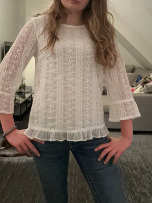 Vit blus med fint mönster, storlek 38 - Vit fin blus från Kappahl i storlek 38, men passar bra på mig som är storlek 36. 3 kvartsärmar. Passar bra till mycket