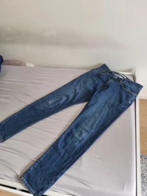 Blå jeans från MNG Man - Snygga blå jeans från MNG Man i klassisk rak modell. Perfekta för en avslappnad och stilren look.