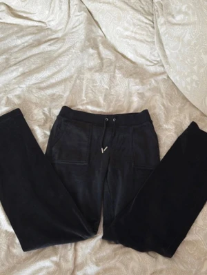 Juicy couture byxor  - Säljer ett par svarta juicy couture mjukisbyxpr då dom inte passar mig i längden. Dom har fickor där fram och även fickor me knappar där bak och är i storlek small