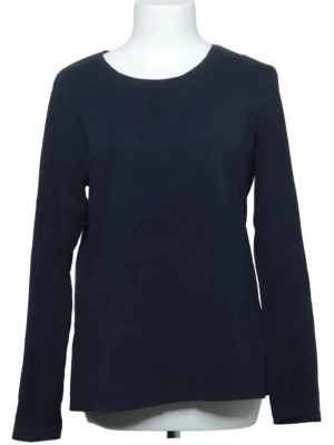 Mörkblå långärmad topp - En enkel och stilren mörkblå långärmad topp med rund halsringning. Tillverkad i mjuk bomull som känns skön mot huden. Perfekt att matcha med jeans eller kjol för en clean look.