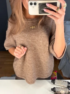 Beige stickad tröja från Selected Femme - Mysig beige/brun stickad tröja från Selected Femme, med trekvarts ärmar❤️‍🔥skulle uppskatta att den sitter som en s 