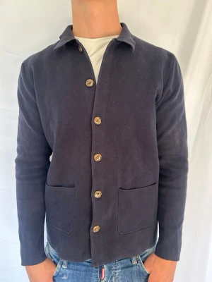 Kofta/cardigan - Säljer denna tvär feta kofta ifrån john Henric. Modellen är ca 180 cm lång och väger 73 kg. Tveka inte på att kontakta mig vid minsta fundering🙌