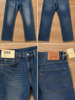Levi's 505 raka blå jeans - Klassiska blå Levi's 505 jeans med rak passform och normal midja. Privat för mer info 