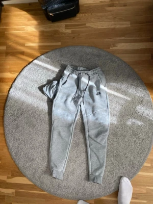 Nike tech fleece byxor S - Tech fleece byxor, nike, strlk S