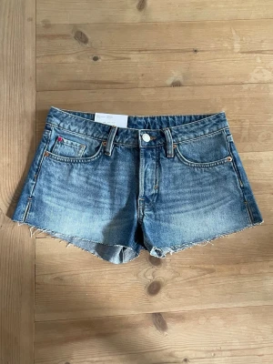 Blå jeansshorts från Monki!!❤️ - Säljer dom här super snygga Lågmidjade blå jeans shortsen från monki!💗 endast testade o prislappen kvar!