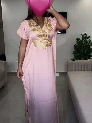 Rosa gandoora💗 - Klänningar är one size och är designade för att passa olika kroppstyper. På insidan finns ett justerbart band i midjan, så att du enkelt kan anpassa passformen🤍 Modellen är 165 cm