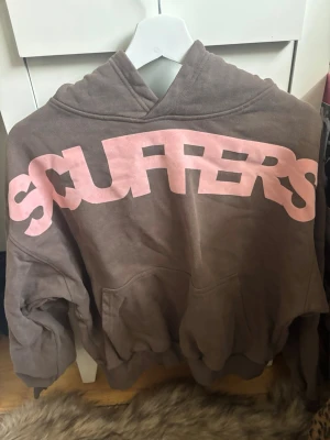 Brun hoodie med rosa SCUFFERS-tryck - stuffers hoodie använd 1 gång