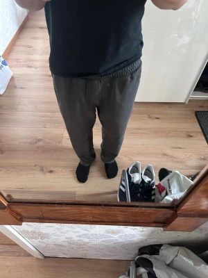 Mörkgrå raka mjukisbyxor - Säljer dessa mörkgråa raka mjuksbuxor från HM i storlek M. Sitter bra och faller snyggt.