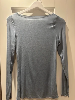 Ljusblå Intimissimi topp - Ljusblå långärmad Intimissimi cashmere topp i storlek S. Använd ett par fåtal gånger och i fint men något använd skick.