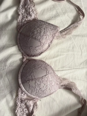 Ljusrosa push-up spets-bh - Säljer en ljusrosa-vit Malva push-up bh i storlek 70A med vadderade vita kupor och vacker rosa spets ovanpå.