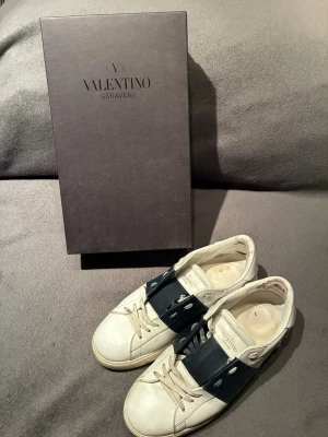 Valentino Open Garavani Sneakers - Skor från Valentino | Storlek: 43 | Färg: vit med marinblåa detaljer | Box följer med vid köp | Sitter en laglapp i hälen | Skriv vid frågor |