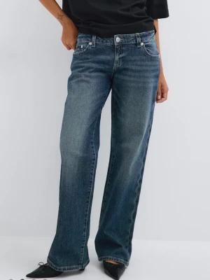 Blå raka jeans med låg midja - Snygga blå jeans med rak passform och låg midja. Tillverkade i denim med lätt tvättad effekt. Helt oanvända då de inte passade mig, säljer här för att jag inte hann returnera. NYPRIS:500kr