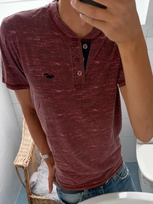 Hollister Henley T-Shirt ~ Vintage  - Vintage Hollister Henley T-Shirt | Storlek: M | Passform: Normal Fit | Färg: Vinröd | Sällsynt 2000s modell | Skick: 9/10 Inga Defekter | Pris ej hugget i sten! 🏄‍♂️ ☀️