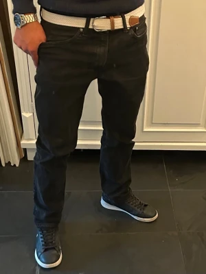 Jeans straight regular fit - Snygga svarta jeans med straight regular fit och klassisk femficksdesign. Jeansen har bälteshällor och knappgylf. Perfekta till vardags och passar till det mesta.