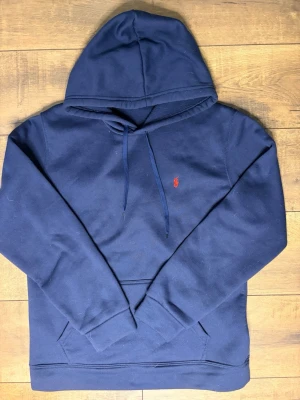 Ralph Lauren hoodie  - Säljer min Ralph lauren hoodie i storlek M, hoodien har lite hår men det går att ta bort väldigt enkelt. Väldigt bra skick och inga skador. Hör av dig vid funderingar ✅😁