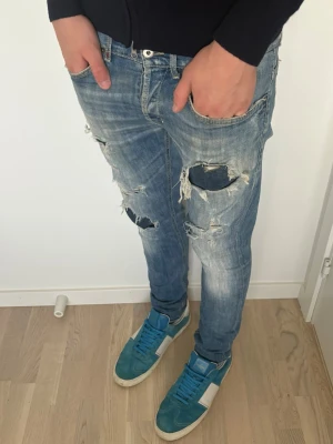 Dondup jeans  - Dondup jeans | Storlek 33 | Modell: George | Bra skick | Alla slitningar är original | Litet hål över en bakfickan 