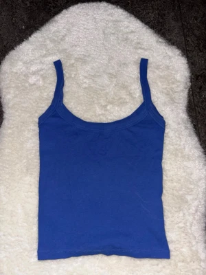 Blått linne💙 - Säljer ett enkelt blått linne med stretchigt material, från Vero Moda. Använt en del, men finns inga defekter☺️