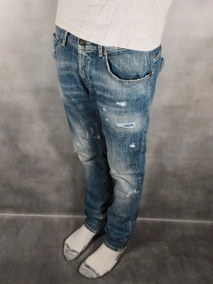 Dondup George  - Dondup George • Storlek: 32 • Skick: 9/10 – fint skick utan skavanker • Inkluderas: Endast Jeans • Nypris: Ca 4500kr • Passform: Sitter normalt • Modellen på bilden är 180 cm lång, väger 65 kg •