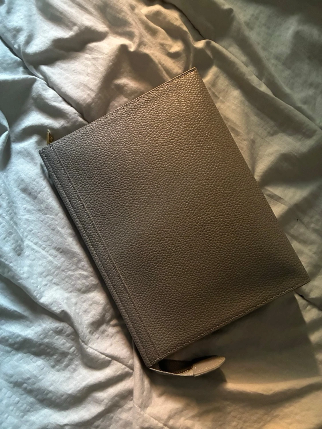 Beige kuvertväska i skinn - 1