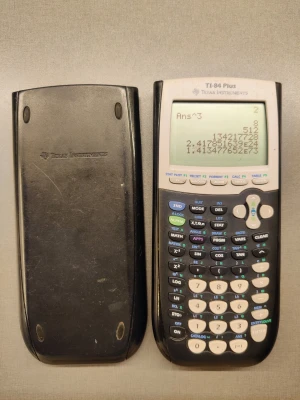 Texas Instruments TI-84 Plus miniräknare / grafräknare  - Grafritande miniräknare TI-84 Plus från Texas Instruments. Svart och silverfärgad med tydlig display och många funktionsknappar. Perfekt för matte, statistik och programmering. Medföljer skyddsfodral i svart plast. Funkar som den ska. Säljs med tillhörande manual.