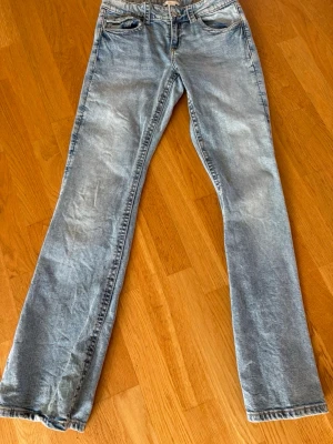Ljusblå bootcut jeans  - Säljer ett par ljusblå jeans,bootcut passform och klassisk femficksdesign. Jeansen är aldrig använda på grund av att jag råka beställa fel storlek Jeansen har en något tvättad look och normal midja. 