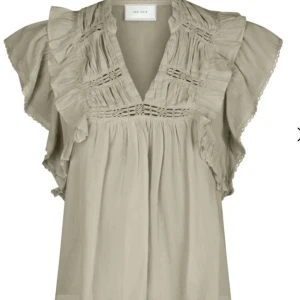 Neo Noir Blus  - Säljer denna blusen från märket Neo Noir. Endast använd 2 gånger. Säljer då den inte kommer till användning. Nypris är 599kr💞
