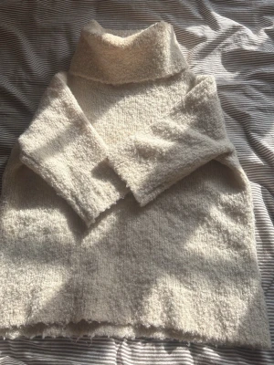 Krämvit stickad polotröja - Mysig krämvit stickad polotröja från Indiska. Nästan aldrig använd enbart någon fåtal gång. Strl  S men skulle säga mer xs. Hör av vid funderingar 🥰🥰 