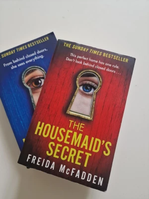 The Housemaid & The Housemaid's Secret - Två böcker av Freida McFadden: The Housemaid och The Housemaid's Secret. The Housemaid's Secret är en Sunday Times Bestseller. Böckerna är skrivna på engelska.
