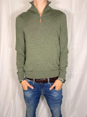 Morris Halfsip - 100%merino ull i mycket bra skick. Modellen är 180cm, 64kg. Tröjan är M men sitter lika bra i S.