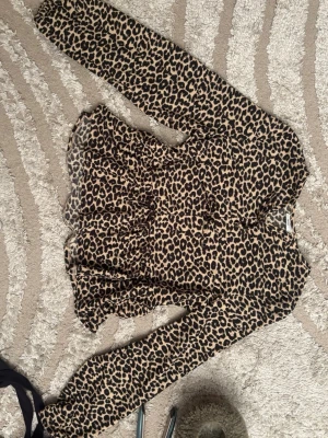 Leopardmönstrad blus från Kappahl - Snygg leopardmönstrad blus från Kappahl i beige och svart. Storlek 158/164, men passar mig som bär S