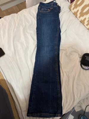 Mörkblå perfect jeans - Säljer ett par mörkblå bootcut jeans  sitter snyggt. Perfekta för dig som gillar en tidlös och avslappnad stil. 