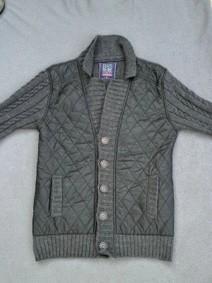 Unik cardigan jacka - Riktigt snygg unik cardigan , perfekt nu mot hösten. Fungerar både som kofta och jacka. Storlek L, sitter som M.