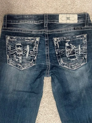 Miss Me jeans - Supersnygga lågmidjade jeans från Miss Me i storlek M. Midjemått: ca 76 cm Innerben: ca 84.5 cm Ytterben: ca 107.5 cm Skriv gärna vid frågor!💕