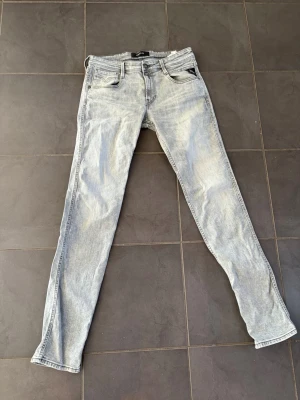 Replay anbass hyperflex gråa - Säljer ett par replay anbass hyperflex i strlk 30/34. Väldigt bra skick förutom en liten fläck som knappt syns