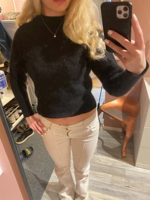 Svart stickad tröja  - Mohair stickad tröja! Lite nopprig men inget som märks💗