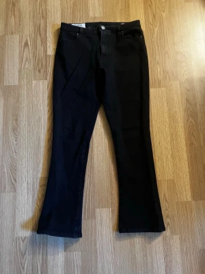 Dondup ollie - Snygga svarta bootcut jeans från dondup som är riktigt snygga och perfekt att ha ifall man gilla bootcut.