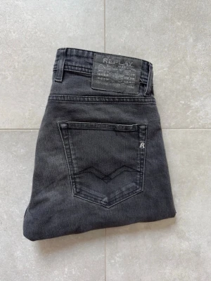 Replay jeans - Säljer ett par feta Replay grover jeans. Väldigt bra skick, storlek W30, L32. Nypris ligger runt 2000kr, mitt pris 399kr. Hör gärna av er vid funderingar eller bud!