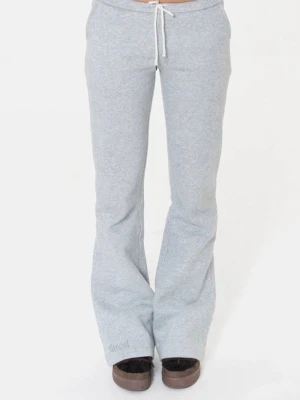 Ljusgråa bootcut mjukisbyxor - Säljer ett par ljusgrå mjukisbyxor med bootcut passform och dragsko i midjan. Byxorna har aldrig använts och är i nytt skick bara utan prislapp. Perfekta nu till hösten!!