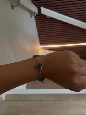 Guld klöver armband - Säljer detta trendiga fyrklöver armband som är tillverkad i rostfritt stål och doppad i 18k guld🖤 Justerbar längd